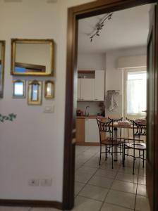 cocina y comedor con mesa y sillas en Mi casa es su casa en Cividale del Friuli
