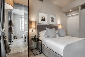 een slaapkamer met een groot bed en een spiegel bij Villa Grey in Forte dei Marmi