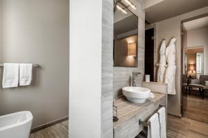 La salle de bains est pourvue d'un lavabo et d'un miroir. dans l'établissement Villa Grey, à Forte dei Marmi