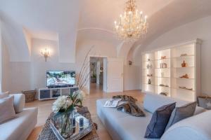 a living room with a couch and a chandelier at PASSAU mittendrin in Passau