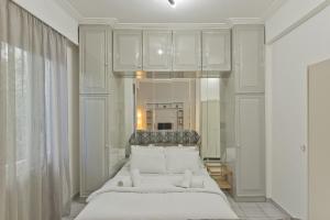 A bed or beds in a room at Mavili Square Cozy Apt AC & Kitchen, near Metro