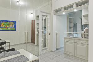 A kitchen or kitchenette at Mavili Square Cozy Apt AC & Kitchen, near Metro