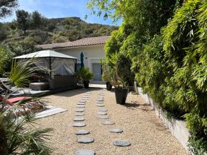 a garden with rocks on the side of a house at Gîte des Estelles "Alixia" in Cavaillon