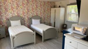 A bed or beds in a room at 2 Min Walk To The Beach-all Renovated Studio #4