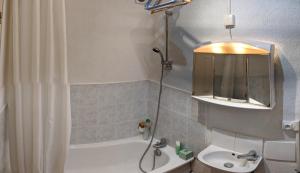 y baño con bañera, lavamanos y ducha. en SoeursGrises Béziers Centre Historique coeur de l'Hérault capitale d'Occitanie, en Béziers