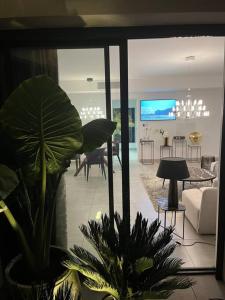 Telewizja i/lub zestaw kina domowego w obiekcie Horizon Bay - Pool - Fitness Room - Terrace