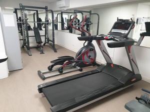 Centrum fitness w obiekcie Horizon Bay - Pool - Fitness Room - Terrace
