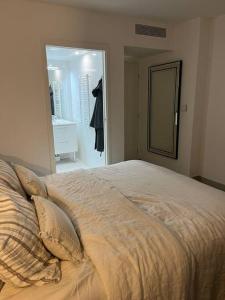 łóżko z 2 poduszkami i lustrem w sypialni w obiekcie Horizon Bay - Pool - Fitness Room - Terrace w Cannes +19 zdjęć