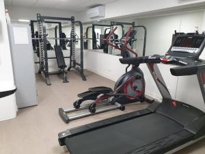 siłownia z kilkoma bieżniami i bieżnią w obiekcie Horizon Bay - Pool - Fitness Room - Terrace w Cannes