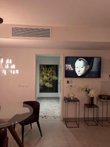 Telewizja i/lub zestaw kina domowego w obiekcie Horizon Bay - Pool - Fitness Room - Terrace