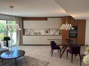 kuchnia i jadalnia ze stołem i krzesłami w obiekcie Horizon Bay - Pool - Fitness Room - Terrace w Cannes