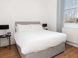 Un pat sau paturi într-o cameră la Pass the Keys Serenity in the Suburbs - Modern 2BR Apartment