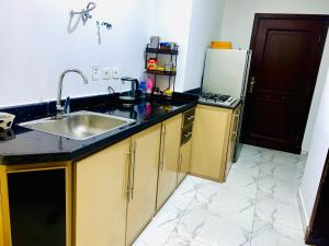 uma cozinha com um lavatório e um frigorífico em بورتو سعيد غرفه وصاله ارضى em `Ezbet Shalabi el-Rûdi