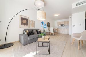 uma sala de estar com um sofá e uma mesa em OVELIA Les Angles - Les Loges d'Anicet em Les Angles Gard