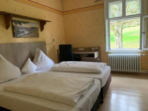 a hotel room with two beds and a window at Haus Rheinberg Gästehaus in Lorch am Rhein