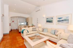 uma sala de estar com um sofá e uma mesa em Villa Molgard 61 - Clever Details em Vilamoura
