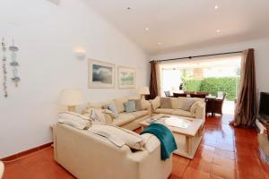 een woonkamer met 2 banken en een tafel bij Villa Molgard 61 - Clever Details in Vilamoura