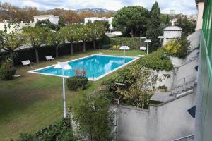 an overhead view of a swimming pool in a yard at Apartmento Duplex in S'agaro