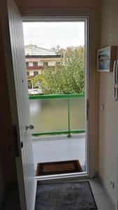 una puerta abierta a un balcón con ventana en Apartmento Duplex, en S'Agaró