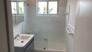 bagno bianco con lavandino e doccia di Few Steps From The Beach -awesome 1br1ba a Fort Lauderdale
