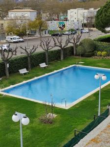 an overhead view of a large blue swimming pool at Apartmento Duplex in S'agaro