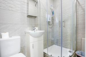 a bathroom with a shower and a toilet and a sink at Central Buckingham Apartment #8 with Free Parking, Pool Table, Fast Wifi and Smart TV with Netflix by Yoko Property in Buckingham