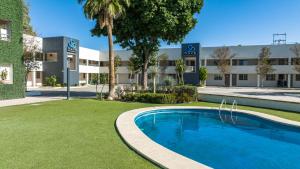 a swimming pool in front of a building at Hotel Nuve Gomez Palacio in Gómez Palacio