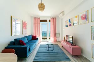sala de estar con sofá azul y TV en Rezident Eforie Nord, en Eforie Nord
