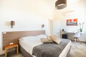 um quarto com uma cama grande e uma cabeceira em madeira em Villa Licari Stagnone em Marsala