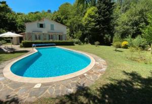 - une piscine dans la cour d'une maison dans l'établissement Magnifique Maison avec piscine sans vis à vis 4 chambres et 1 mezzanine dans un milieu verdoyant, à Saint-Jean-du-Gard