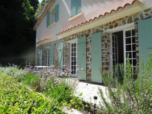 Fotografia z galérie ubytovania Magnifique Maison avec piscine sans vis à vis 4 chambres et 1 mezzanine dans un milieu verdoyant v destinácii Saint-Jean-du-Gard