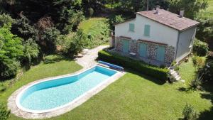 - une vue aérienne sur une maison et une piscine dans l'établissement Magnifique Maison avec piscine sans vis à vis 4 chambres et 1 mezzanine dans un milieu verdoyant, à Saint-Jean-du-Gard