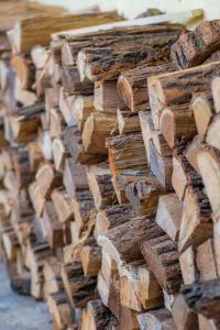 una pila de madera apilada una encima de la otra en Otthon A Pagonyban en Mátraszentimre