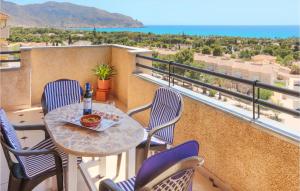 einen Tisch und Stühle auf einem Balkon mit Meerblick in der Unterkunft Lovely Apartment In La Azohia With Kitchen in La Azohía