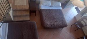 ein Bett in einem Zimmer neben einer Treppe in der Unterkunft Agriturismo Borgo Nuovo Sant'Agata dei Goti in Migliara