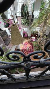 una ventana de una casa con vistas al jardín en Riad Chocolat, en Marrakech