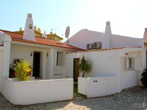 uma casa branca com uma cerca à frente. em Villa Molgard 61 - Clever Details em Vilamoura