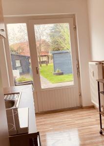 a kitchen with a door to a yard at Ferienwohnung Horst 2 in Nordenham