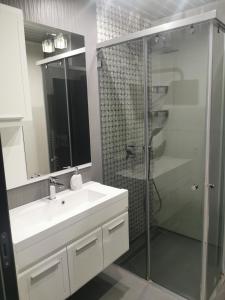 Ein Badezimmer in der Unterkunft Апартамент Светли