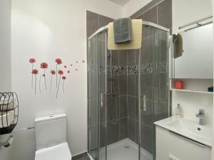 a bathroom with a shower with a toilet and a sink at La maison d'Angélique - Colocation hôtelière à 150m Gare TGV- Grande cuisine équipée & salon - Fibre - Netflix in Niort
