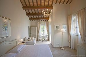 1 dormitorio con 1 cama y sala de estar en Borgo Conde Wine Resort, en Forlì