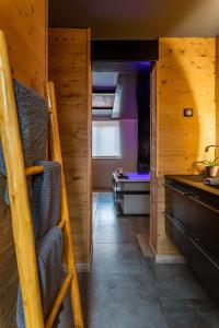 una cocina con paredes de madera y una escalera en una habitación en Love industrie & spa en Bischoffsheim