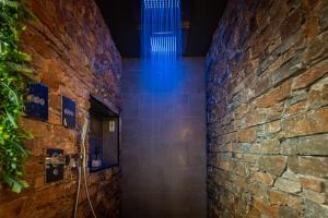 un pasillo con una pared de ladrillo y una luz azul en Love industrie & spa en Bischoffsheim