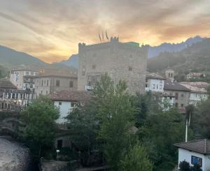 ein großes Schloss mitten in einer Stadt in der Unterkunft La casuca del sol in Potes