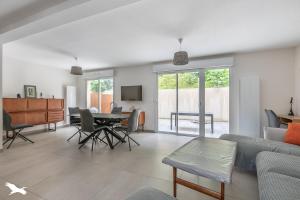 una sala de estar con un sofá y una mesa en Villa Rose des sables, en Arcachon