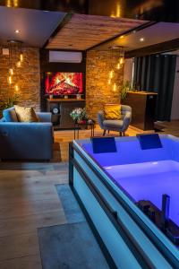 a hot tub in a living room with a fireplace at Love industrie & spa in Bischoffsheim