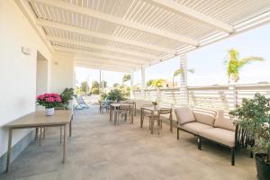 un patio esterno con tavoli e sedie di Villa Licari Stagnone a Marsala