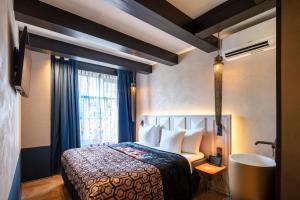 una camera d'albergo con letto e finestra di Mister Highland Hotel ad Amsterdam