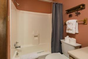 Ένα μπάνιο στο Studio Purgatory Townhome 108 +40 φωτογραφίες