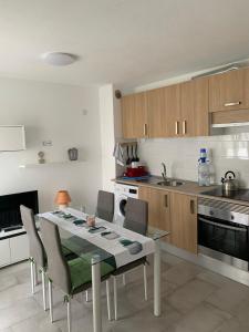 Η κουζίνα ή μικρή κουζίνα στο apartamento los gemelos